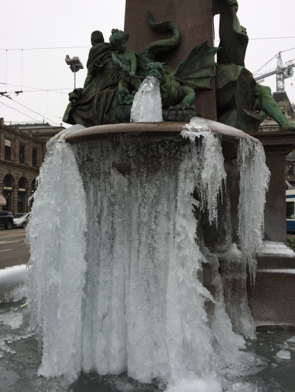 Zamarznięta fontanna przed Dworcem Głównym
